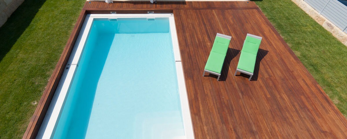 cubrir una piscina con madera