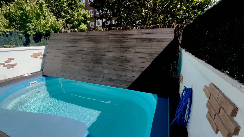 cubrir una piscina con madera