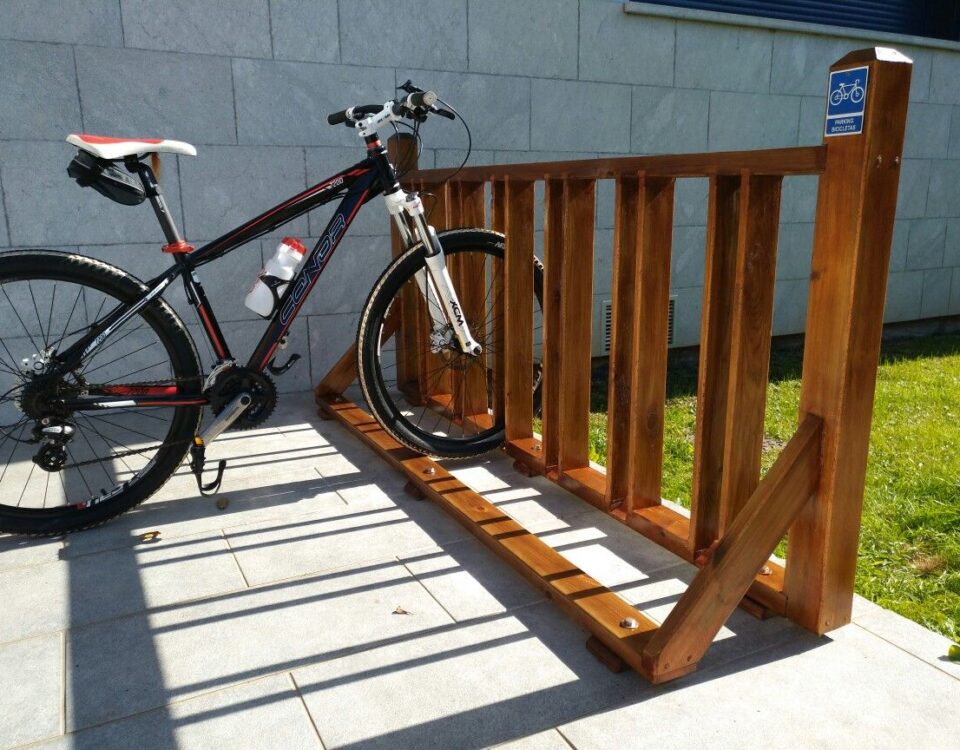 aparcabicis de madera