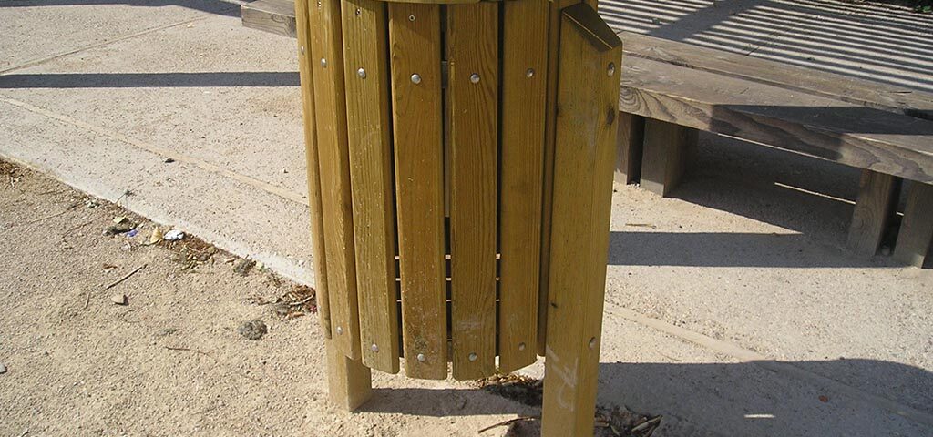 Papelera de madera