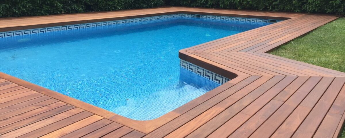 Tarima de madera para piscina