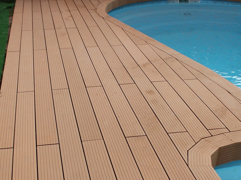 Tarima de madera para piscina