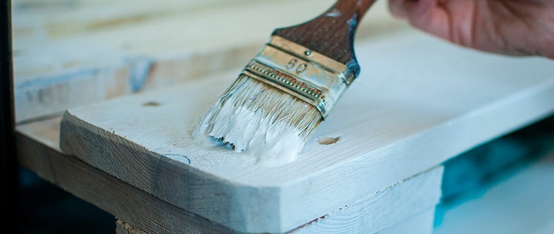 Cómo lacar un mueble de madera en blanco