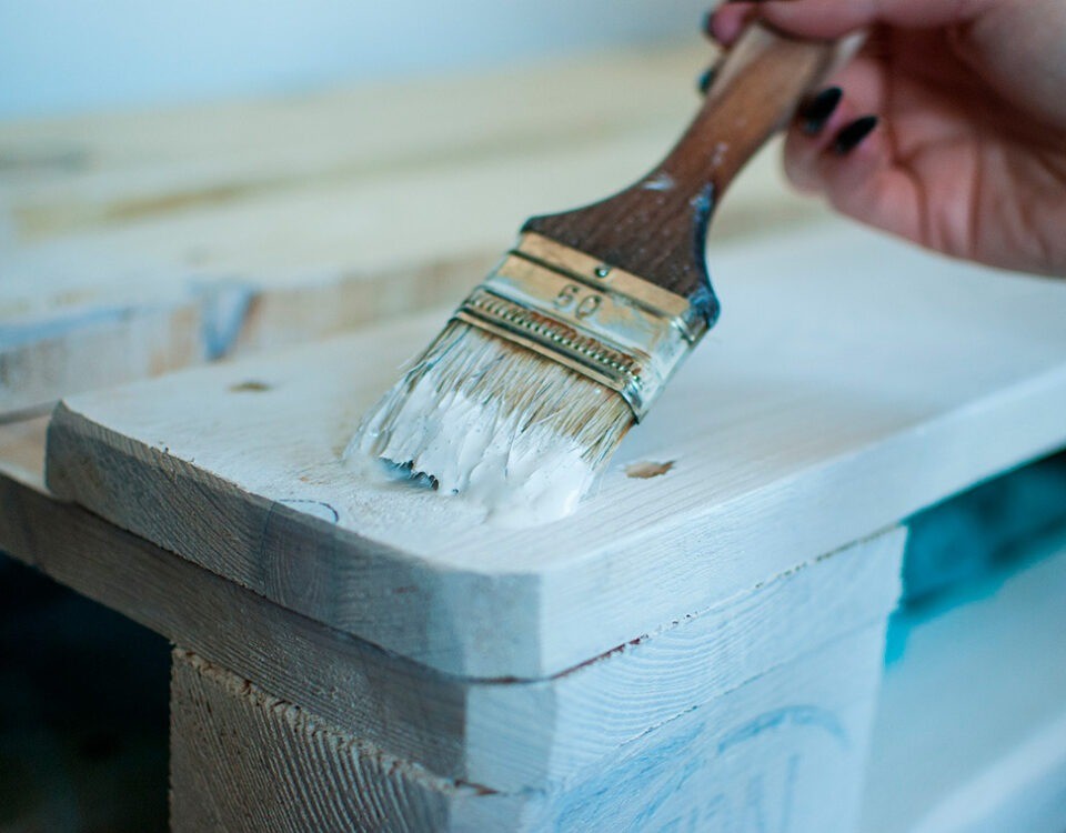 Cómo lacar un mueble de madera en blanco
