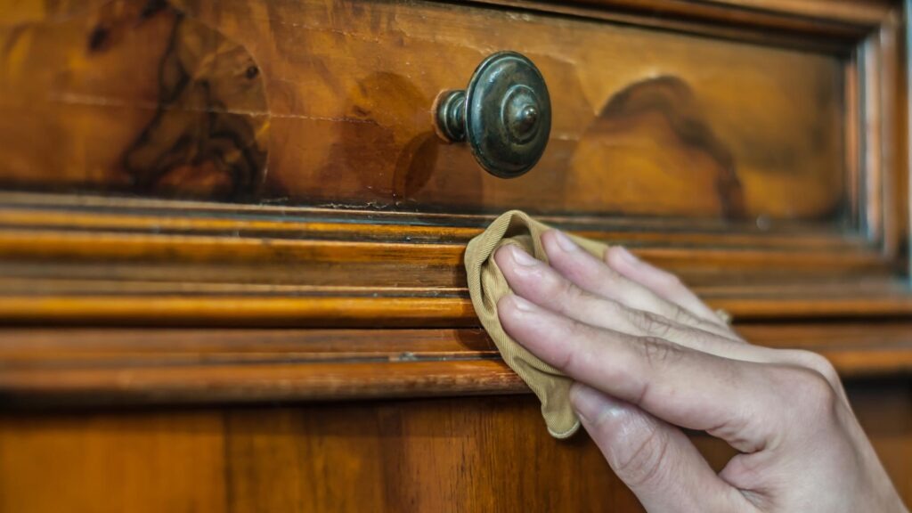 Cómo restaurar un mueble de madera