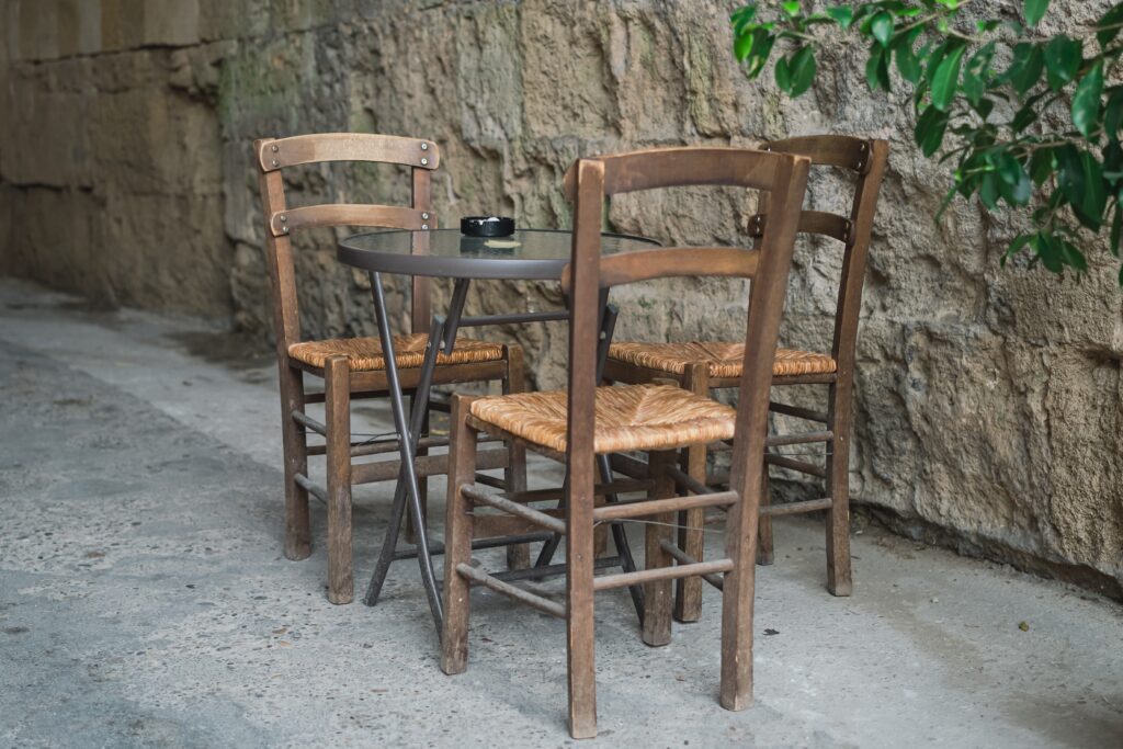 Sillas rústicas de madera