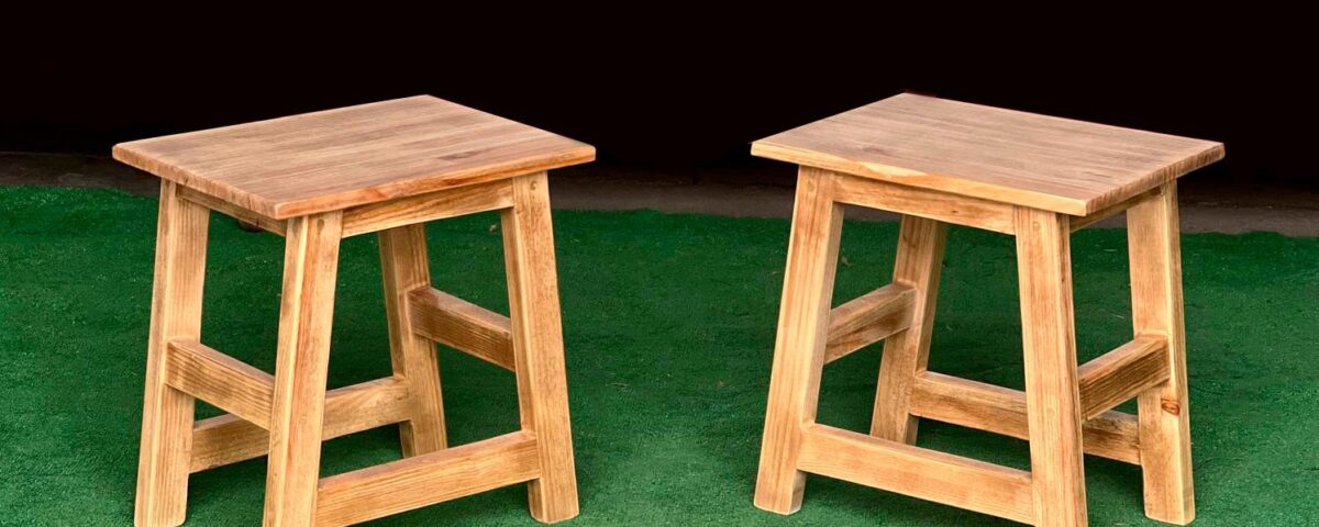 Taburete de madera bajo