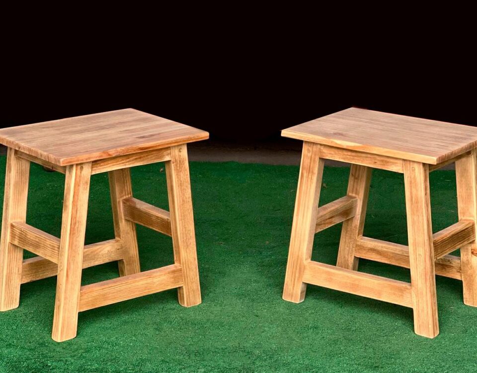 Taburete de madera bajo