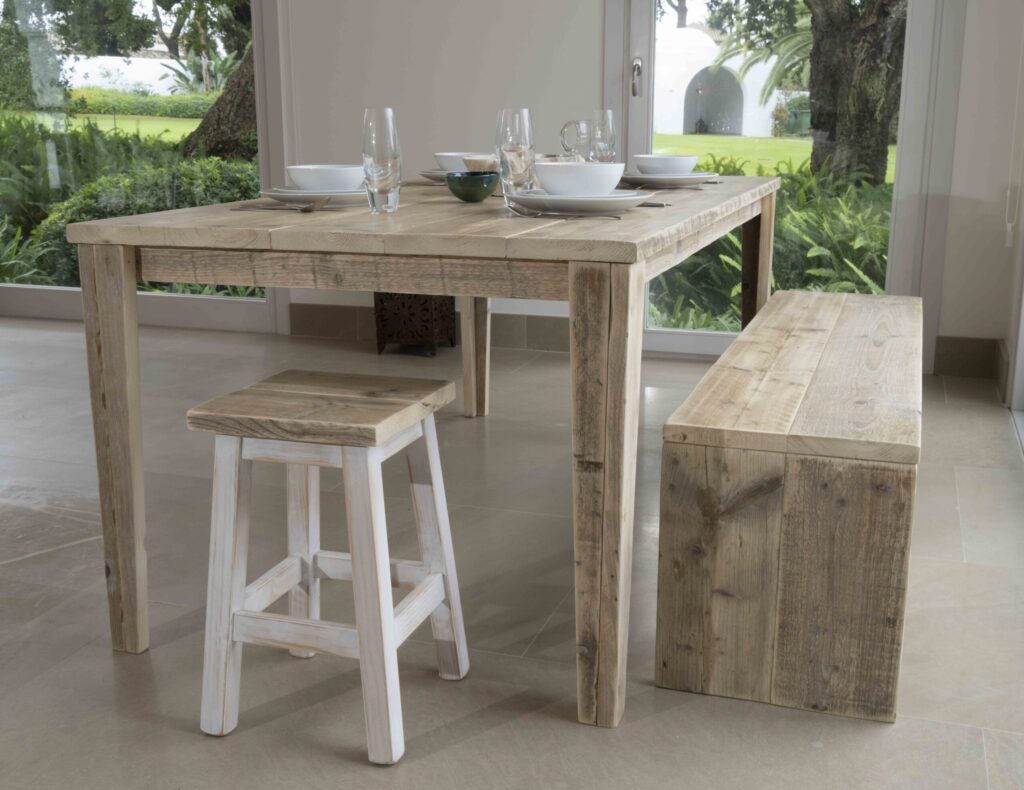 Taburete de madera bajo